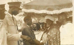 Mamadou Dia accompagné d'Abdou Diouf (ici gouverneur du Sine-Saloum), rencontre Cheikh El Hadj Ibrahima Niasse dit Baye Niasse, en 1962