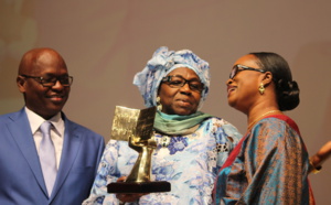 Maimouna Kane Touré entourée des parents de la promotrice de la Grande rentrée citoyenne
