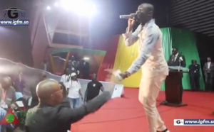 Vidéo - Paco Jackson Thiam couvre Pape Diouf de billets de banque