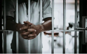 Insolite au tribunal de Dakar : Venu assister au procès d’une de ses proches, un homme atterrit en prison pour outrage…