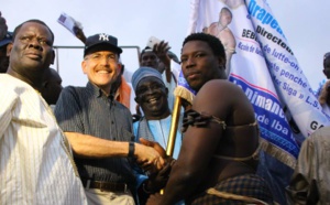 Combat de lutte Gambien – Bébé Saloum : L’ Ambassadeur des Etats Unis, James Zumwalt , un fervent des richesses de la culture sénégalaise