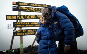 À 86 ans, elle gravit le Kilimandjaro et bat un record mondial pour rendre hommage à sa soeur décédée !