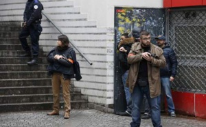 Un homme abattu devant un commissariat à Paris