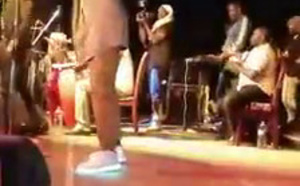 Visez les chaussures lumineuses de Waly Seck