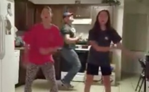Un père s’incruste avec classe sur la vidéo de danse de ses deux filles