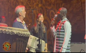 Quand deux légendes se rencontrent : Éric Clapton rend hommage à Pape Diouf à Londres