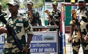 Troupes de sécurité indiennes à la frontière avec le Pakistan, le 21 avril 2025. La tension entre l’Inde et le Pakistan atteint un niveau jamais vu depuis un quarEntre l'Inde et le Pakistan, de nouveaux tirs à la frontière et des tensions récurrentes
