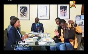 Waly Seck fait des démonstrations avec un sac