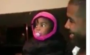 Son papa est jumeau et le bébé ne comprend pas; Regardez !