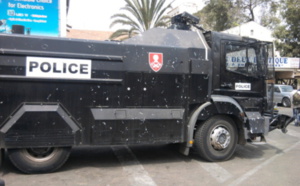 La place de l'Indépendance assiégée par la police