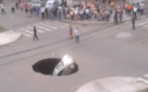 Vidéo - Une voiture avalée par un trou béant dans la chaussée