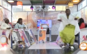 Incroyable - Quand Pape Cheikh danse avec un peignoir