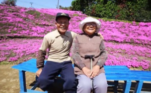 Sa femme perd la vue, il passe 2 ans à planter des milliers des fleurs parfumées afin de lui redonner le sourire