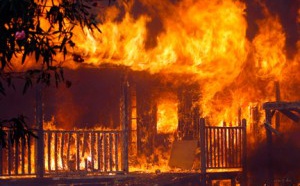 (Insolite) A Tambacounda, il suffit qu’une fillette dise “maman, il est là” : pour qu’une concession prenne feu