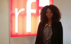 Adiouza dans les studios de RFI pour faire la promo de son actualité musicale