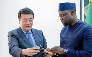Photos : Premier ministre Ousmane SONKO a reçu l’Ambassadeur de la République populaire de Chine au Sénégal, S.E. M. Li Zhigang, ce samedi