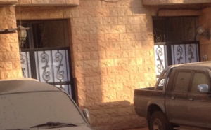 Cimetière de voitures devant un bâtiment officiel - Cela se passe au Sénégal !