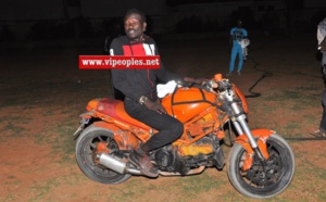 Arrêt sur image : Baye Fall de "Wiri Wiri" sur sa moto