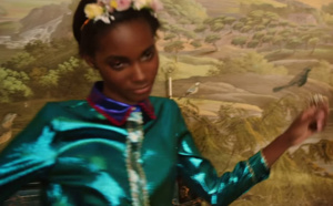 Cette jolie fille a l’air normal. Mais sous ses vêtements se cache une horreur absolue!