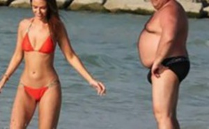 La femme en bikini ne veut pas être regardée. Personne ne pouvait s’imaginer que l’homme poserait ses yeux à cet endroit!