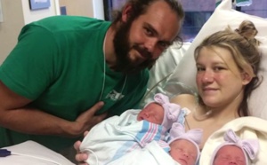 Une mère et un père posent pour une photo. Mais les médecins remarquent quelque chose d’inhabituel sur le visage de leurs trois bébés.