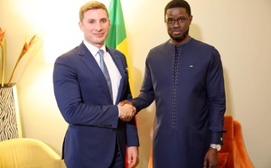 Coopération Sénégal–États-Unis : Bassirou Diomaye Faye échange avec le Sous-secrétaire d’État Jacob Helberg, à Abidjan