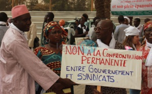Les images du rassemblement des syndicats, parents d'élèves et élèves pour mettre fin aux grèves dans le système éducatif