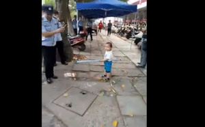Chine : Un enfant de 3 ans repousse des policiers qui voulaient s'en prendre à sa grand-mère