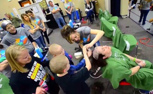 Les élèves d'une école se rasent la tête par solidarité pour leur amie qui souffre d'un cancer