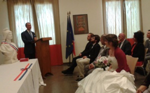 Le Consul général de France à Dakar Olivier Serot Almeras  a célébré ce jour deux mariages, longue vie aux mariés !