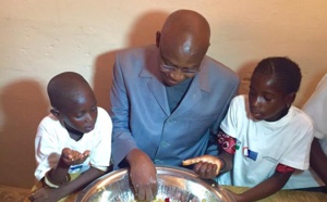 Lancement du Projet d'alimentation scolaire : Serigne Mbaye Thiam attablé avec des élèves de Mbilor