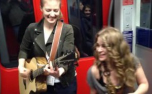 Ces 2 filles chantent dans le métro. Mais ce que fait un passager à 2:03 a fait halluciner tout le pays!