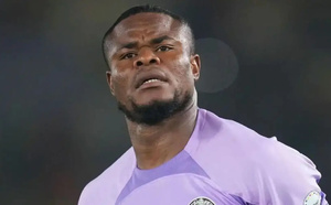 CAN 2025: "J'ai même dit que je voulais arrêter le football", l'émotion du gardien du Nigériai, un an après la mort de ses deux parents