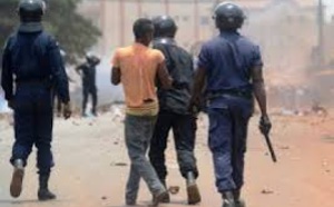 Vidéo - Manifs de Ouakam : Une meute de gendarmes s'acharne sur un jeune manifestant