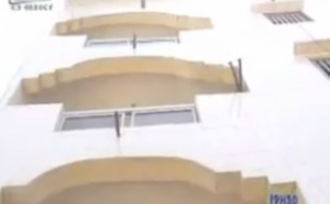 Vidéo choc : Il tombe du 3ème étage et meurt. Regardez