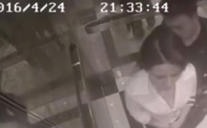 La caméra de surveillance filme comment l’homme harcèle la femme dans l’ascenseur. Mais attendez de voir ce qui se passe à 0:21!