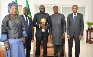 Photos : Présentation du trophée de la CAN au Président de l'Assemblée nationale, El Malick Ndiaye