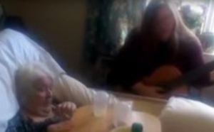 La fille rend visite à sa mère à l’hospice et lui chante une chanson. Ce qui se passe à 0:30 m’a fait monter les larmes aux yeux.