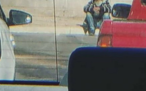 La jeune femme voit ce SDF dans le rétroviseur. Ce qu’il a dans les mains la touche au plus profond d’elle même.