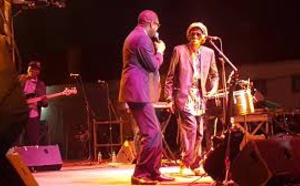 Cheikh Lô fête ses 40 ans de musique avec Youssou Ndour sur scène(Vidéo)
