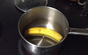 Coupez les extrémités d’une banane et faites-la bouillir. 10 minutes plus tard, vous aurez le meilleur remède pour bien dormir