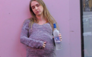 Les gens dévisagent cette femme enceinte. Ce qu’elle fait en plein milieu de la rue est révoltant.