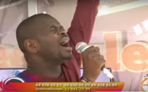 Vidéo - Pape Cheikh Diallo chante "Song Daan" de Youssou Ndour en play-back