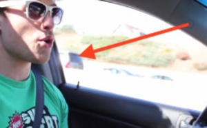 Ce gars le double sur l’autoroute et il n’en croit pas ses yeux. Le résultat est un succès mondial !