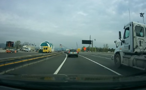 Le poids lourd se disloque sous ses yeux sur l'autoroute