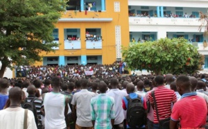 Les étudiants de la Faculté de Droit bloquent la corniche Ouest