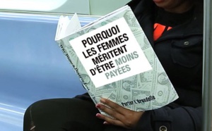 Il lit des livres très embarrassants dans le métro, et la réaction des passagers est à mourir de rire !