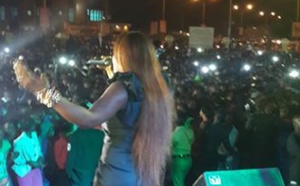Titi met le feu en Gambie : Revivez l’événement en images !