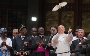 Au Cameroun, le pape Léon XIV fustige « les maîtres de la guerre »