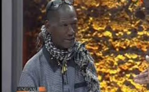 Vidéo - Le chanteur Makhou Pobar présente son nouvel album à la 2Stv. A mourir de rire !